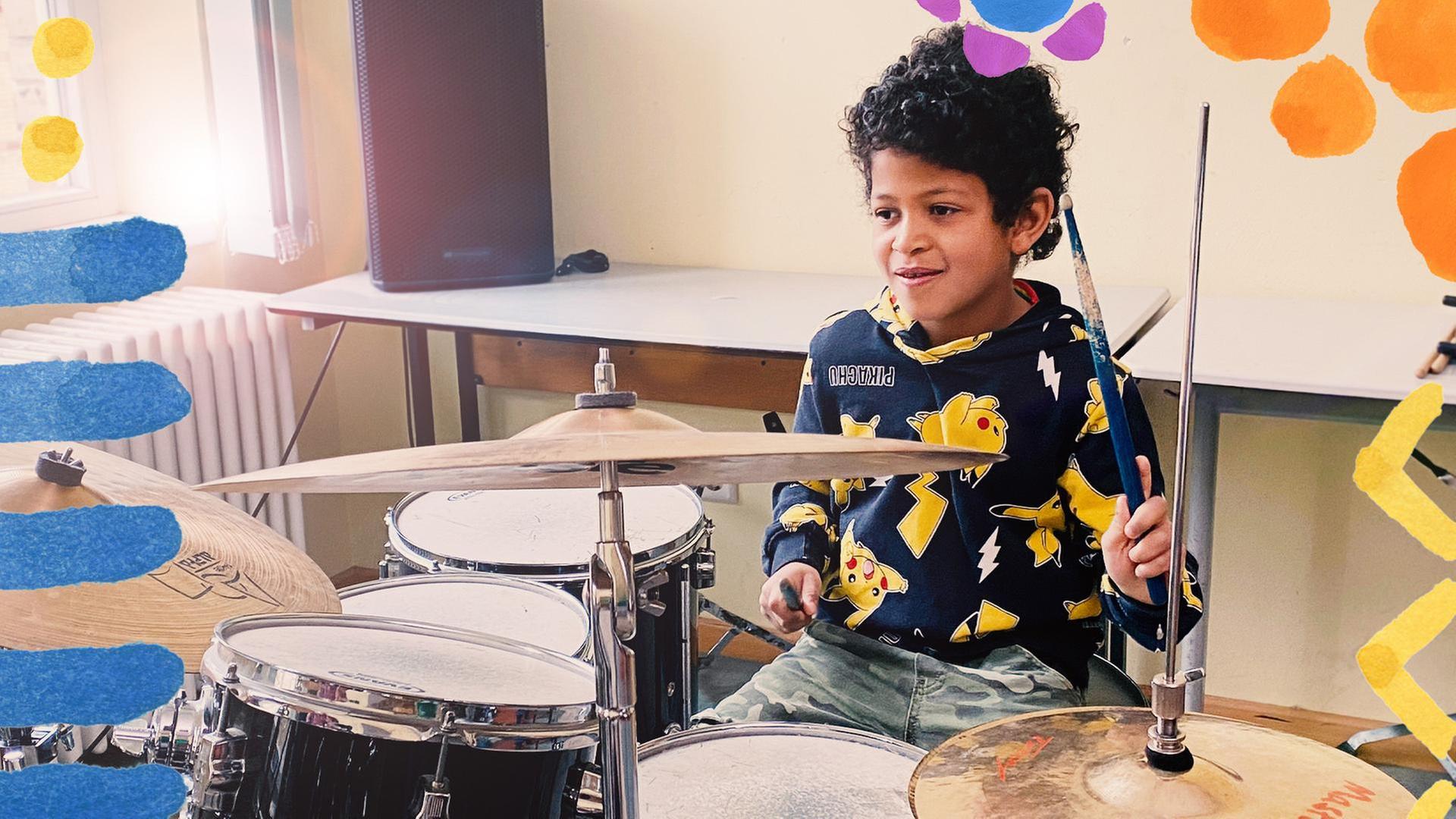 Taavi spielt Schlagzeug