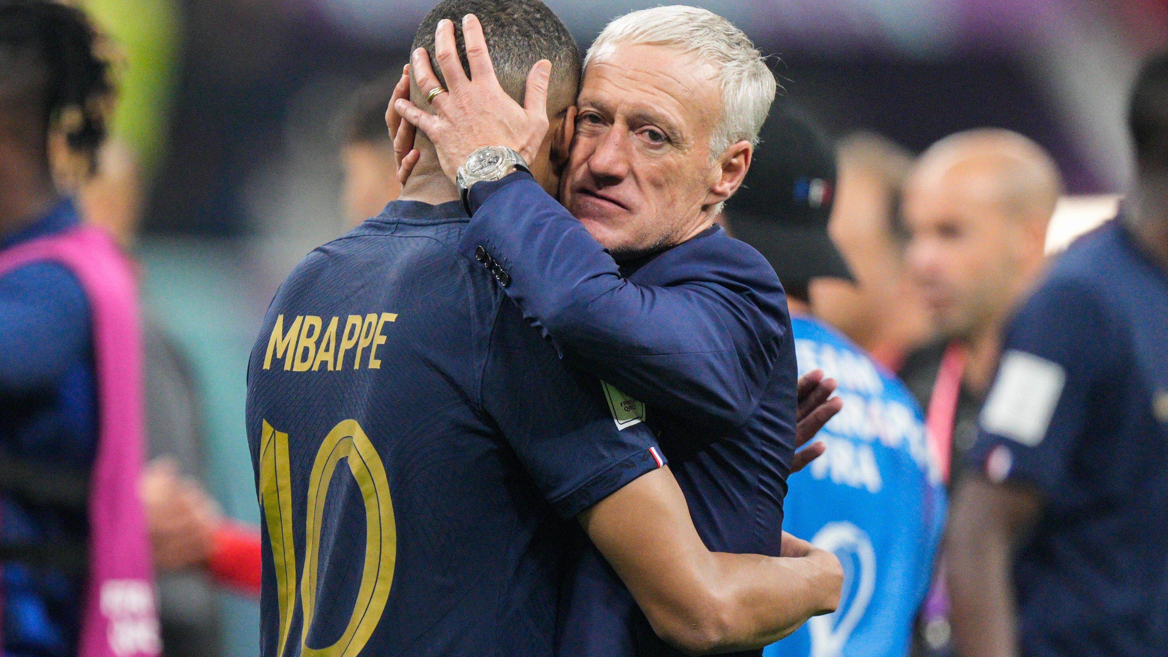 Frankreich-Trainer Didier Deschamps herzt Kylian Mbappe