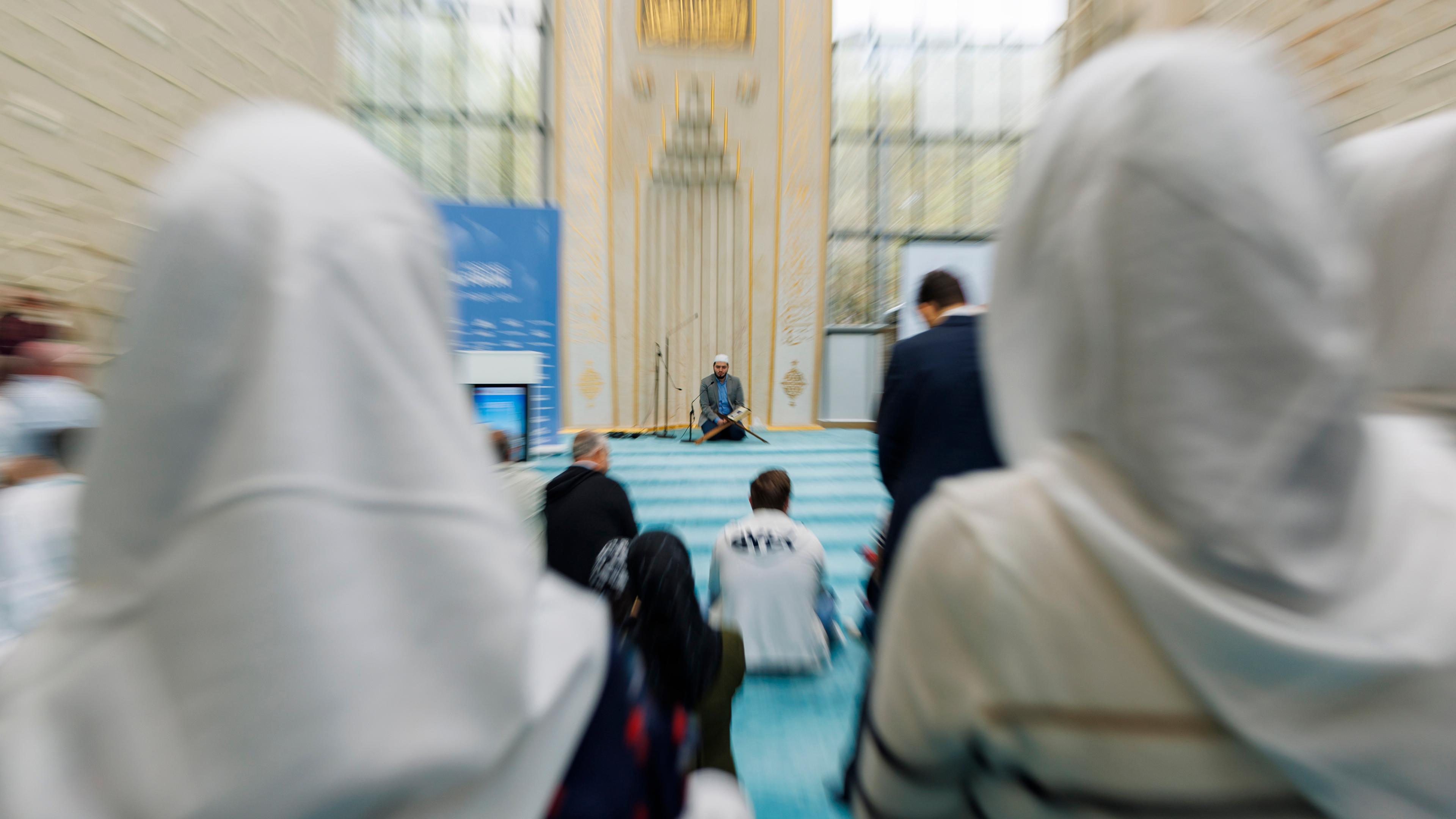 Menschen hören zu, wie ein Imam in der Kölner Zentralmoschee während des Tages der offenen Moschee in Köln, Deutschland, am 03. 10. 2023 spricht. 