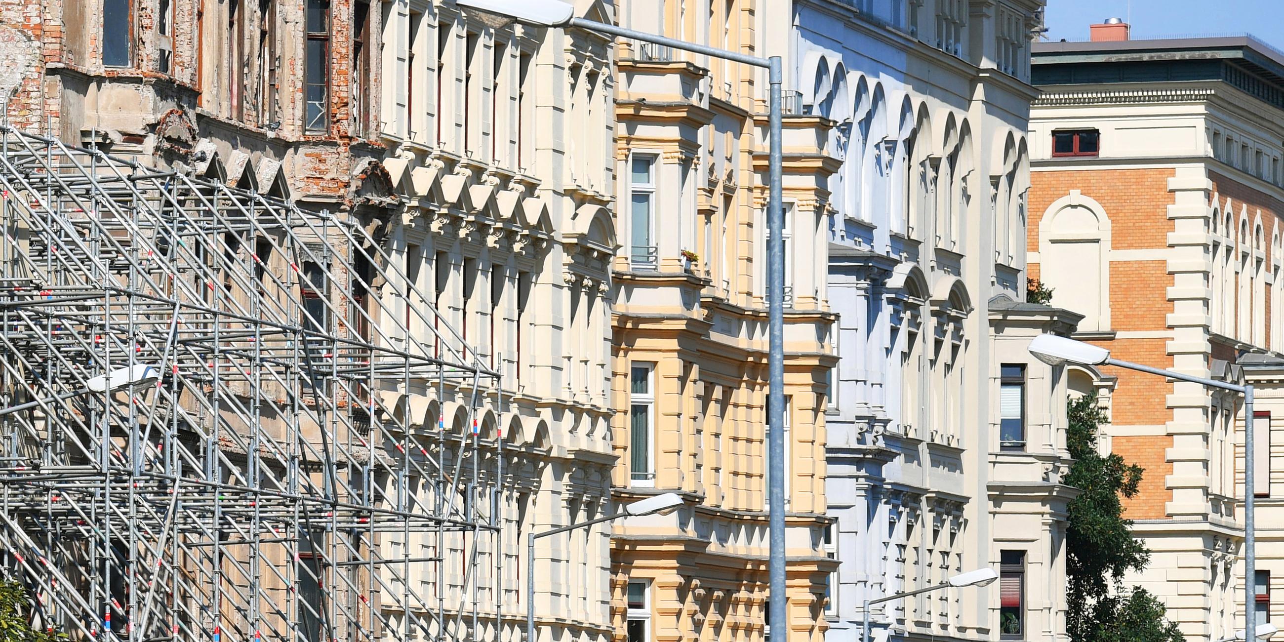 Eine Reihe von Altbau-Fassaden in der Magdeburger Innenstadt.