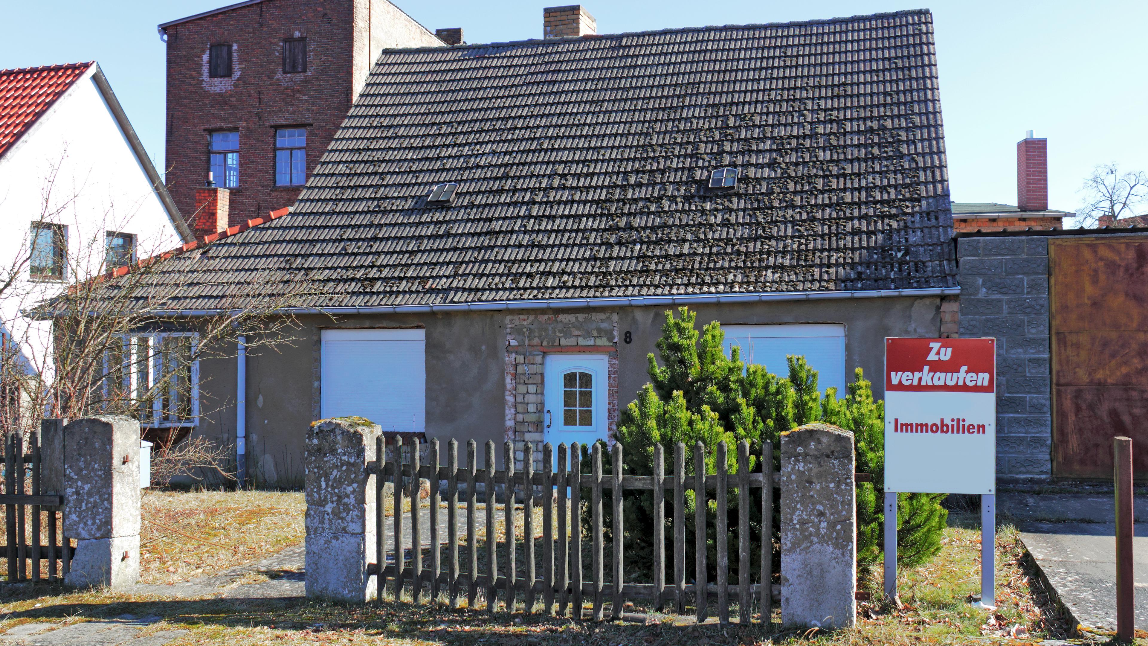 Ein altes Haus in Brandenburg steht zum Verkauf, aufgenommen am 01.11.2013