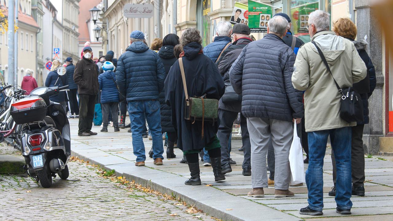 Lange Impf-Schlangen: Nerven liegen blank
