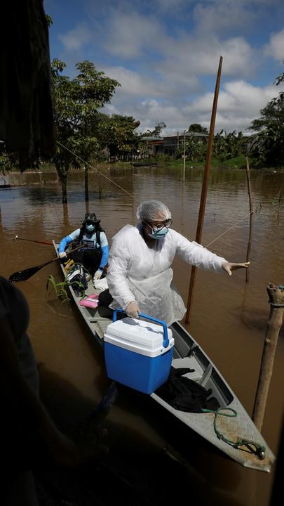 Per Kanu werden die Impfstoffe zu den Bewohner*innen im Azonas transportiert.