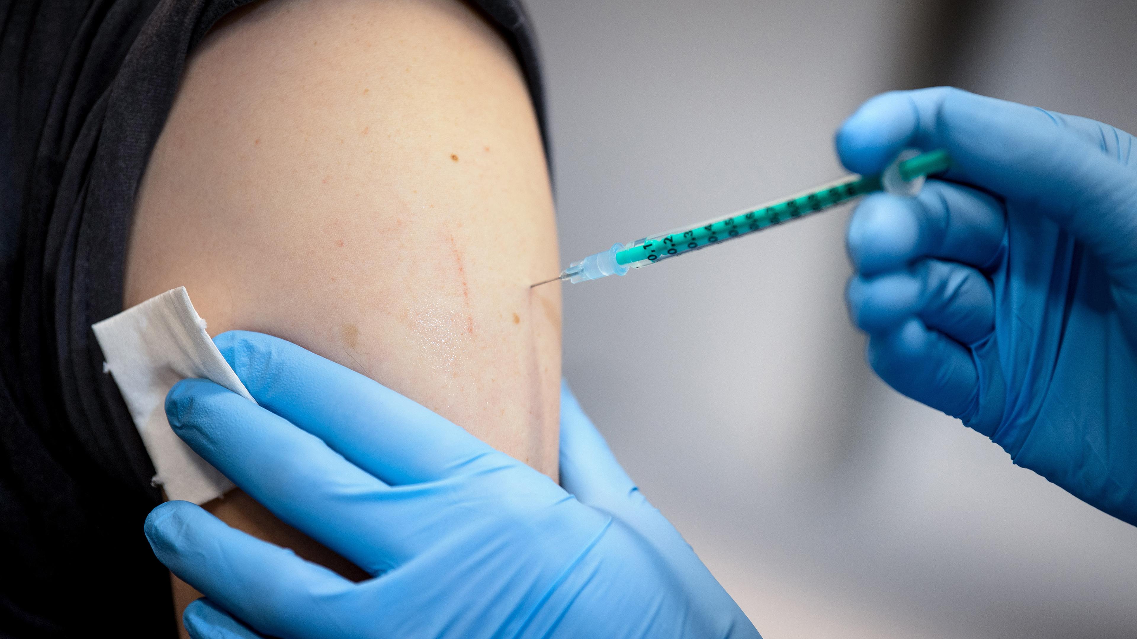 Ein Mann wird in der Impfstelle Bremen West gegen Covid-19 geimpft