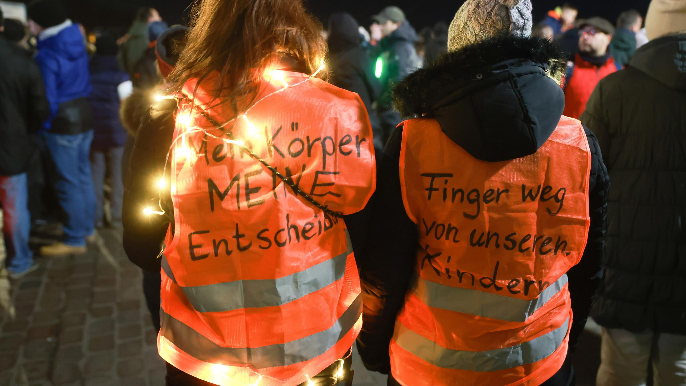 Menschen demonstrieren in der Innenstadt gegen die Corona Maßnahmen