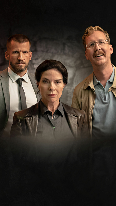 Verfassungsschutz-Referatsleiter Matthias Frings (Fabian Siegismund, l.) mit den Beamten Mechthild Dombrowski (Gudrun Landgrebe) und Paul Horner (Uke Bosse, r.)