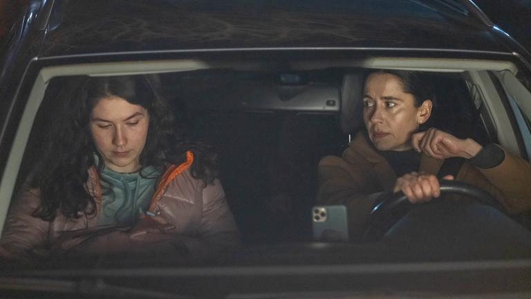 Auf der Fahrt von Kiew Richtung Charkiw lernen sich Psychologin Lydia (Anastasia Karpenko) und ihre Mitfahrerin Olga (Chrystyna Fedorak) langsam besser kennen.