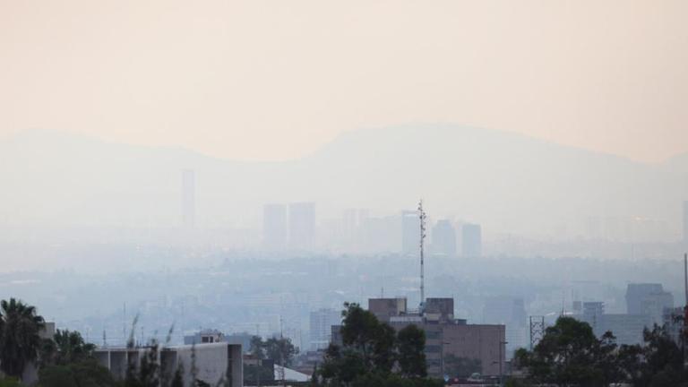 In Mexiko-Stadt herrscht Smog-Alarm. Wegen hoher Ozon-Werte hat die Umweltbehörde ein Fahrverbot verhängt. 40 Prozent der Autos dürfen vorerst nicht mehr bewegt werden.