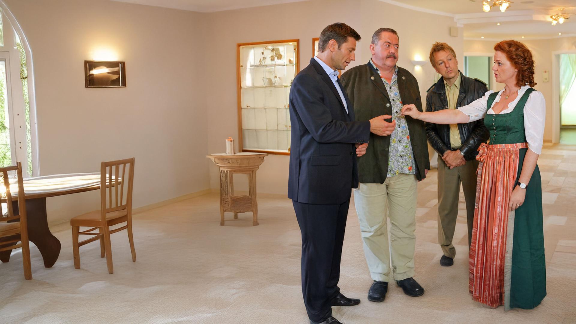 "Die Rosenheim-Cops - In Schönheit sterben": Im Wellnesshotel befragen die Kollegen Hansen (Igor Jeftic), Hofer (Joseph Hannesschläger) und Polizist Mohr (Max Müller) Johanna Brückner (Christine Klein).