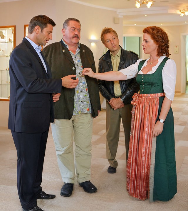 "Die Rosenheim-Cops - In Schönheit sterben": Im Wellnesshotel befragen die Kollegen Hansen (Igor Jeftic), Hofer (Joseph Hannesschläger) und Polizist Mohr (Max Müller) Johanna Brückner (Christine Klein).