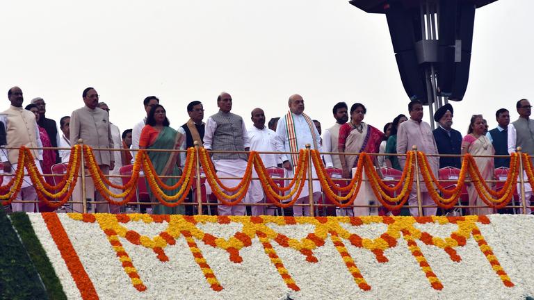 Minister der Koalitionsregierung stehen während der Rede des indischen Premierministers Modi vor der Festungsmauer von Redfort.
