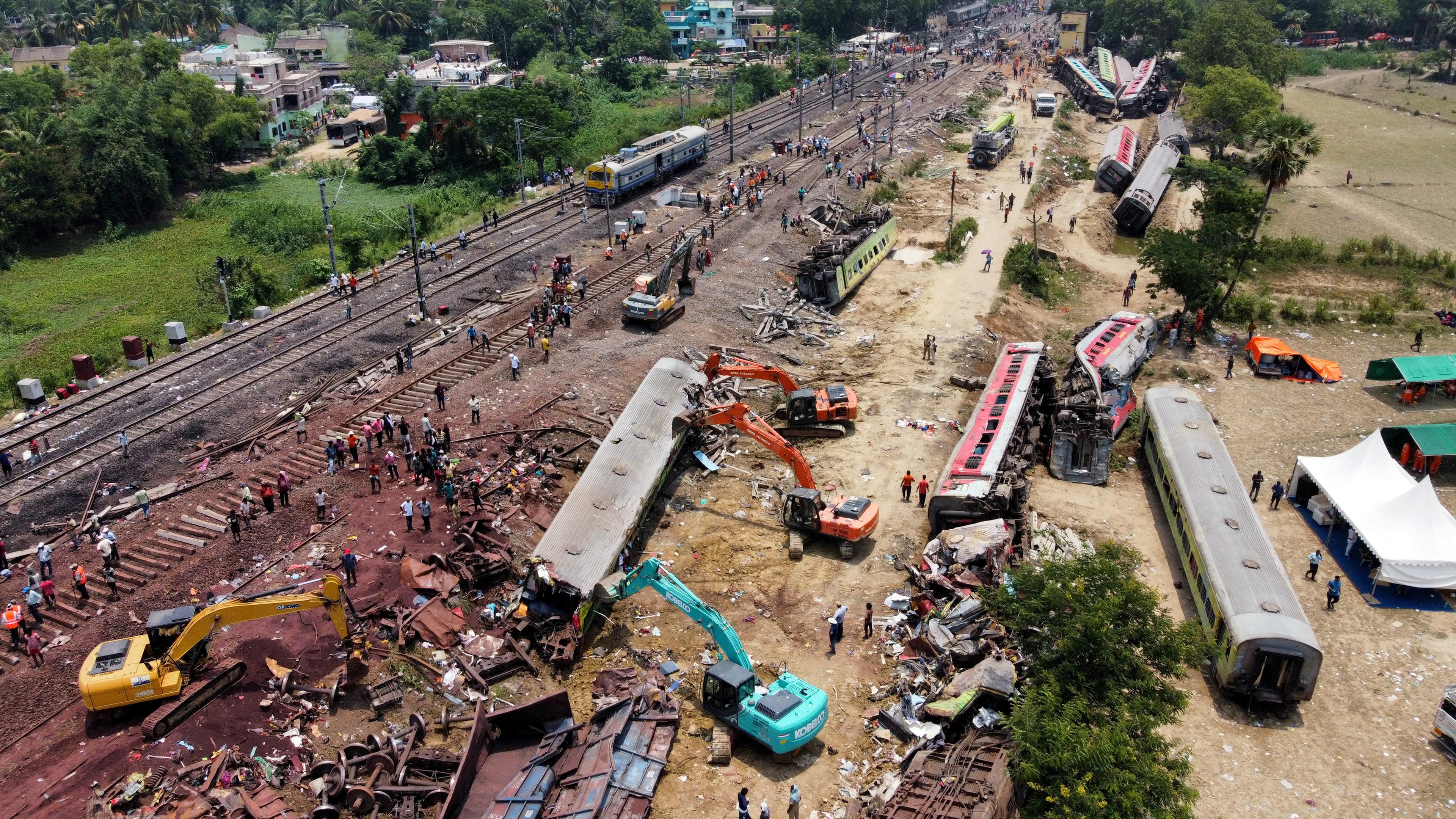 Indien, Distrikt Balasore: Aufräumarbeiten nach schwerem Zugunglück