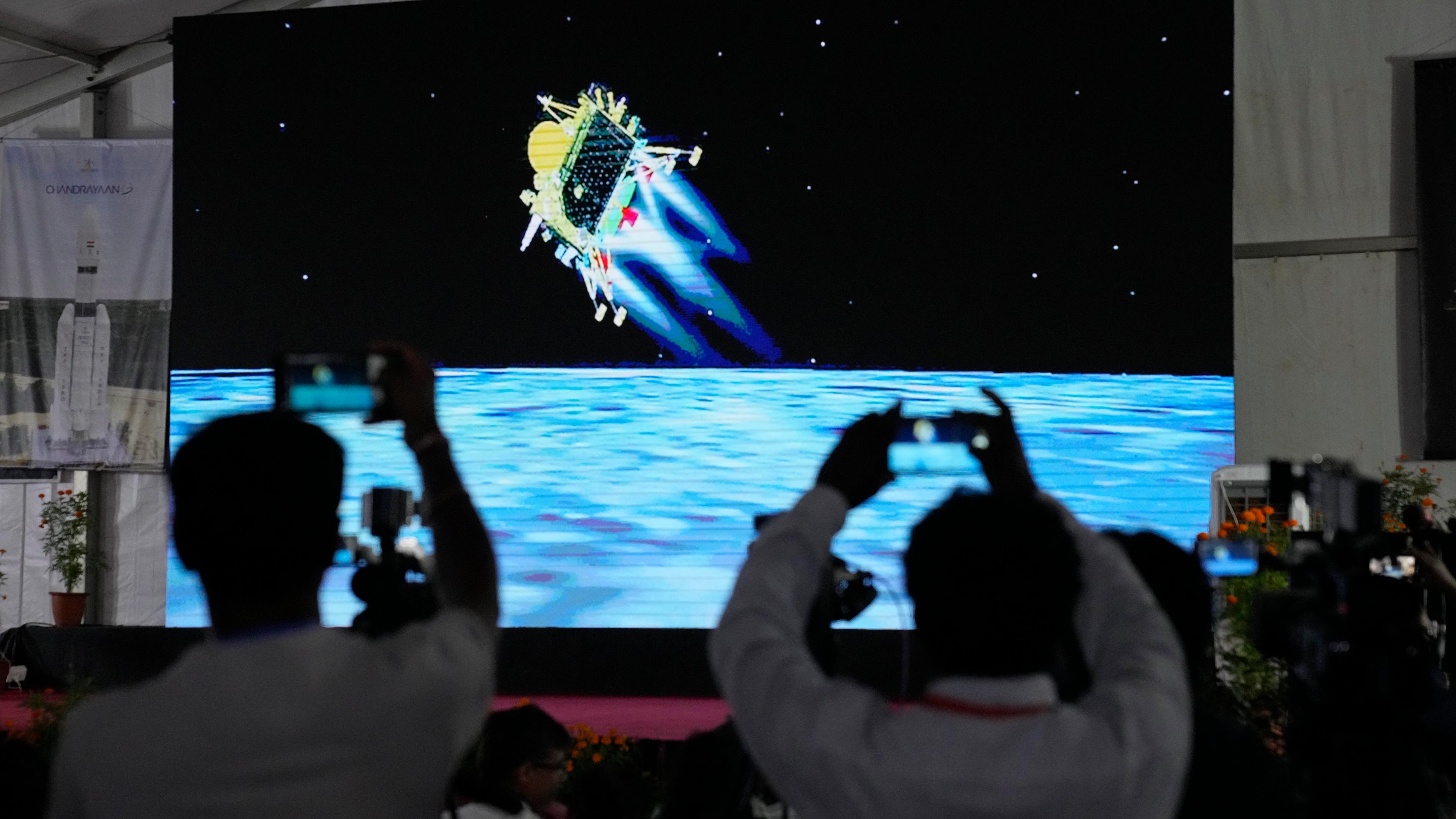 Indien landet erfolgreich auf dem Mond. Die Landung wurde live übertragen, wie auf dem Bild gezeigt.