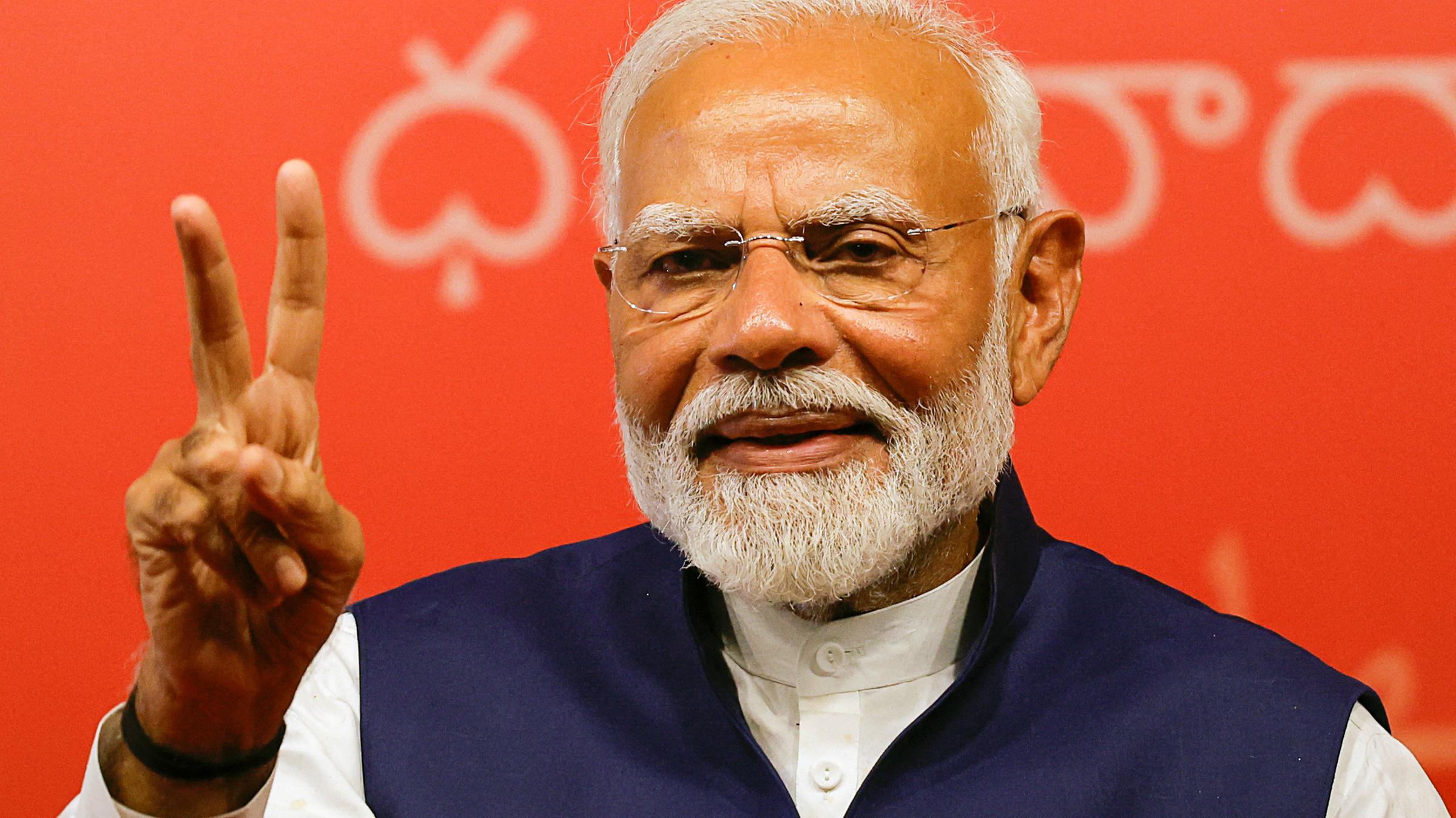 Der indische Premierminister Modi spricht mit Anhängern im BJP-Hauptquartier in Neu-Delhi