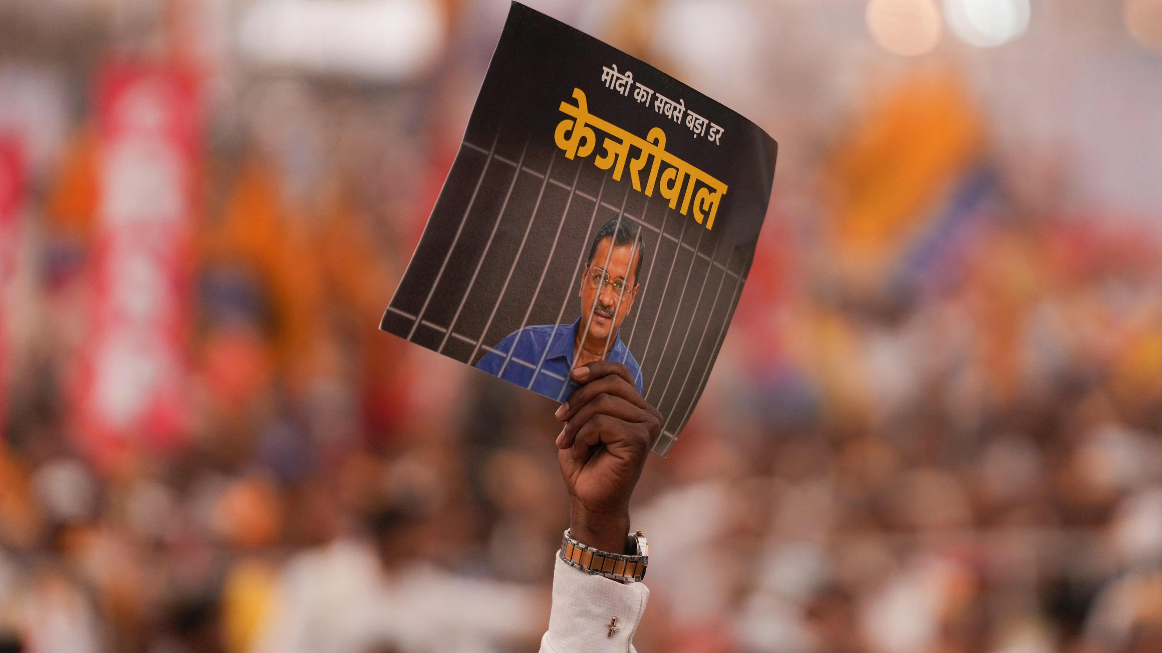 Ein Demonstrant hält ein Plakat mit dem Porträt des festgenommenen Politikers Arvind Kejriwal während einer Kundgebung am 31. März 2024 in Neu-Delhi.