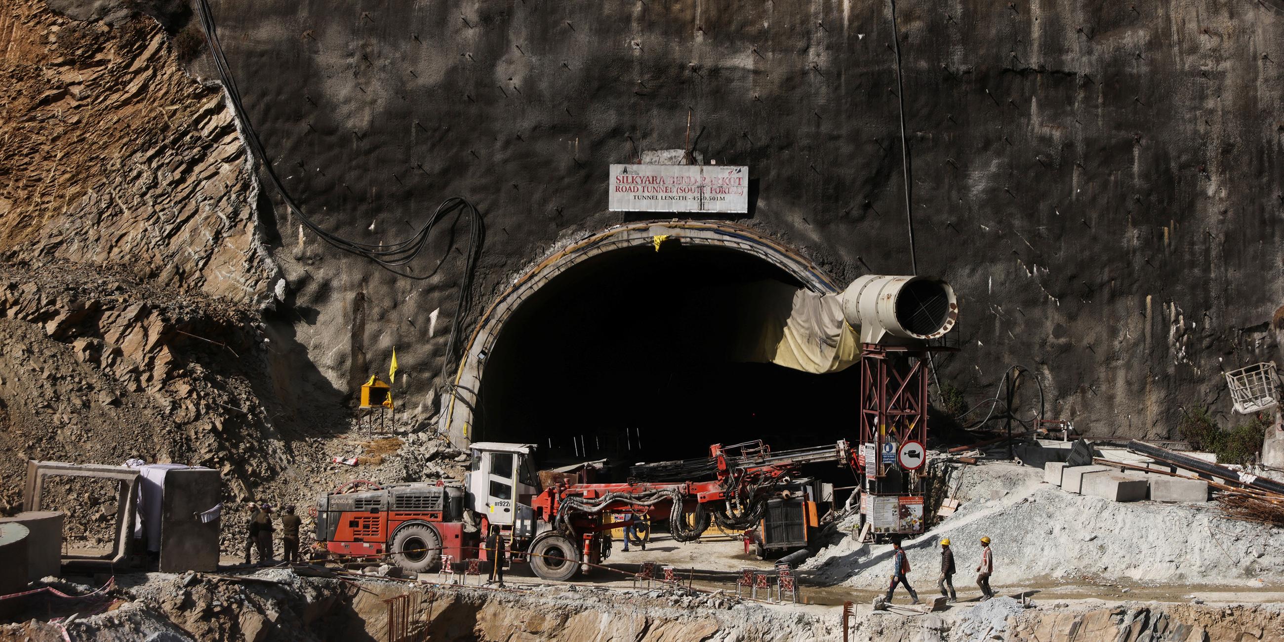 Rettungskräfte vor dem eingestürzten Tunnel bei Uttarkashi, Indien