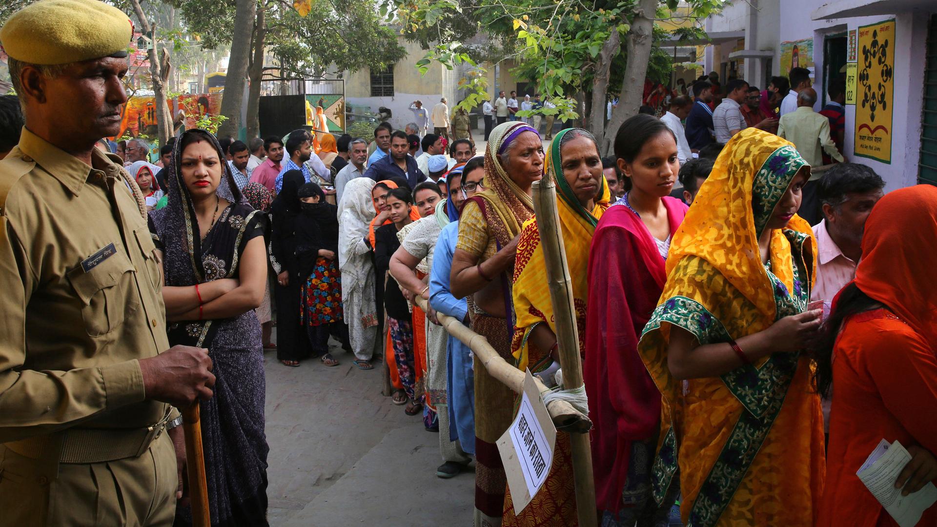 Menschen warten vor einem Wahllokal in Indien, aufgenommen am 14.04.2019 in Ghaziabad, Indien
