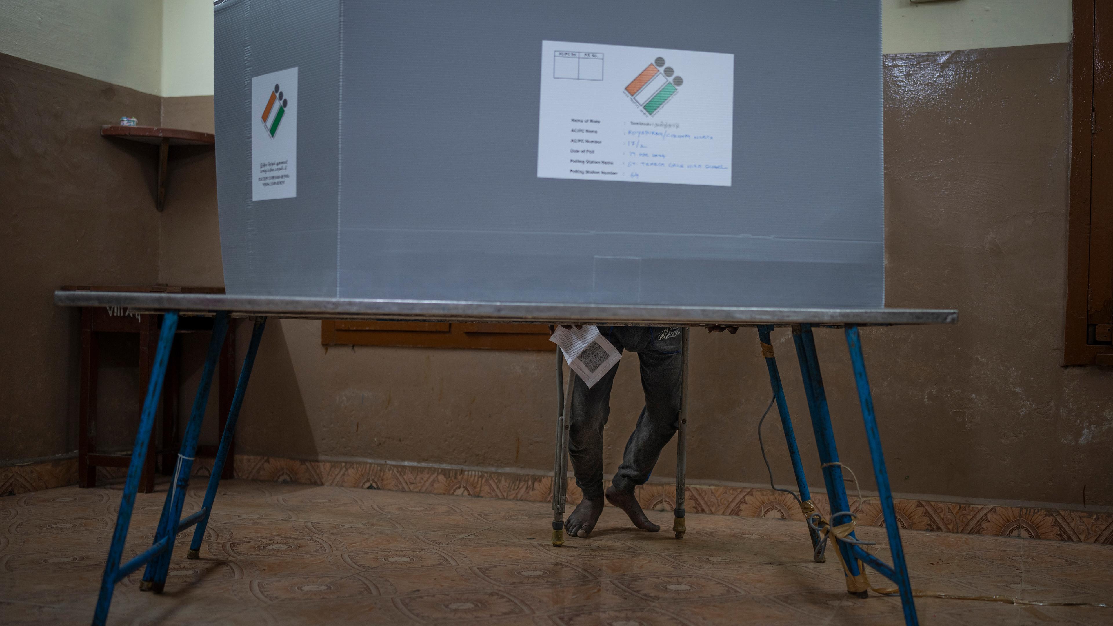  Eine Person gibt ihre Stimme während des ersten Wahlgangs der indischen Parlamentswahlen in Chennai im südlichen Bundesstaat Tamil Nadu ab.