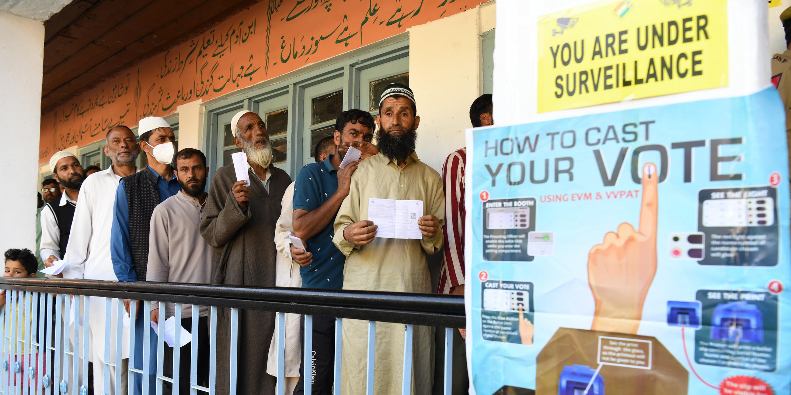 Personen in einer Warteschlange vor einem Wahllokal