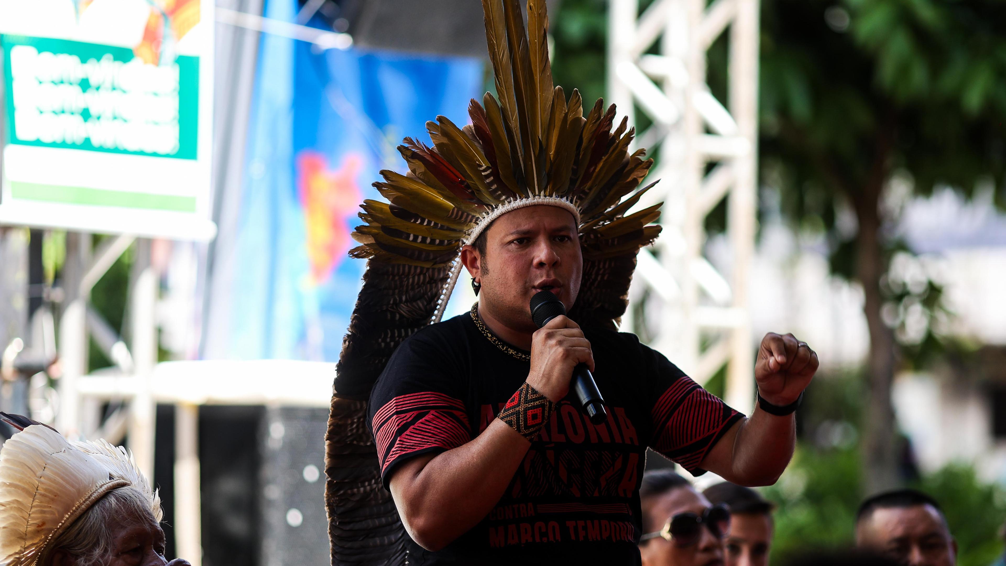 Kleber Karipuna, Präsident des Indigenen-Verbands Coiab spricht beim Treffen indigener Völker in Belém, Brasilien.