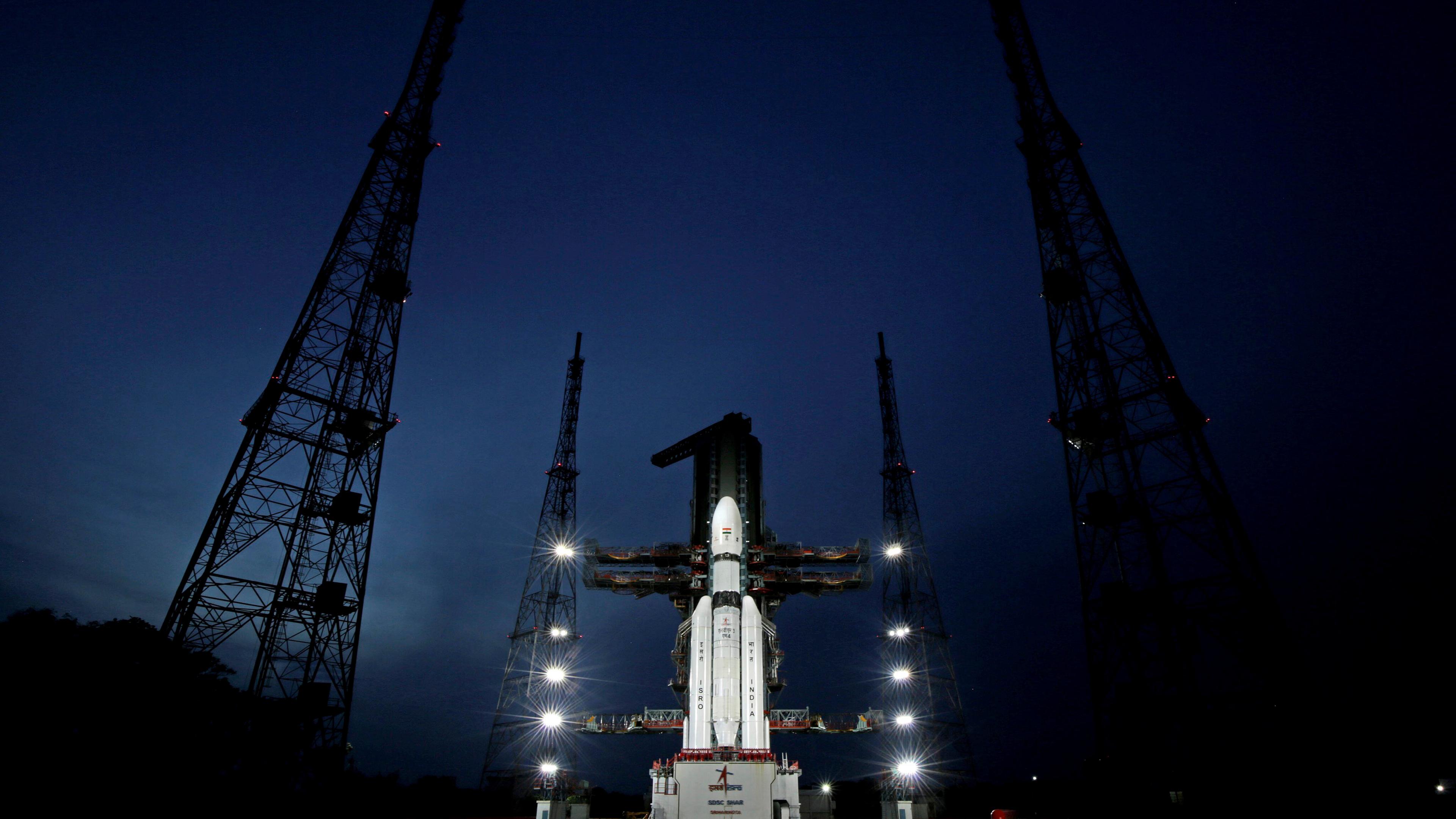 Das Bild zeigt die unbemannten Rakete der indischen Mission Chandrayaan-3, die auf dem Mond landen soll.