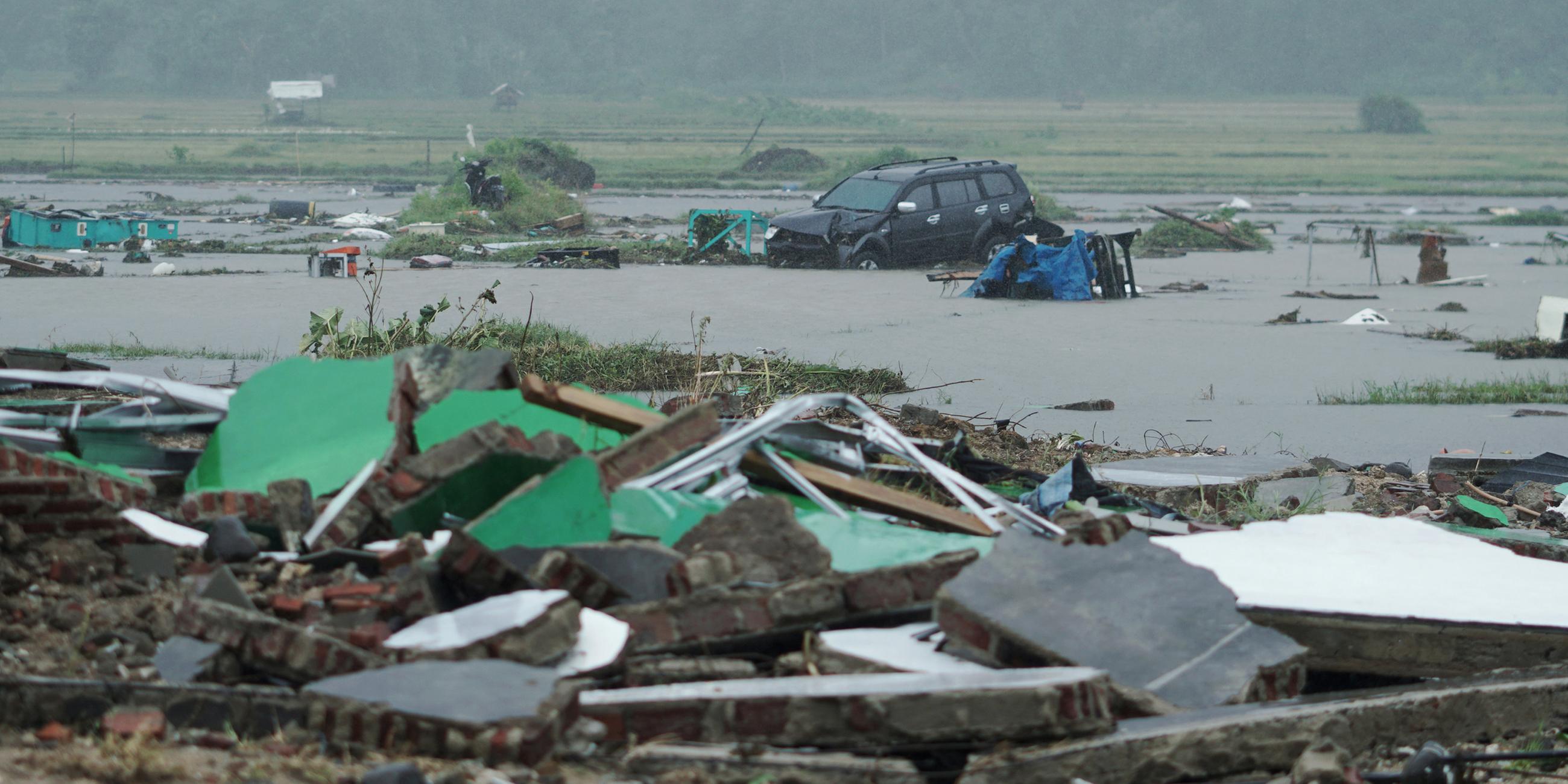 Zerstörungen nach einem Tsunami in Indonesien am 23.12.2018