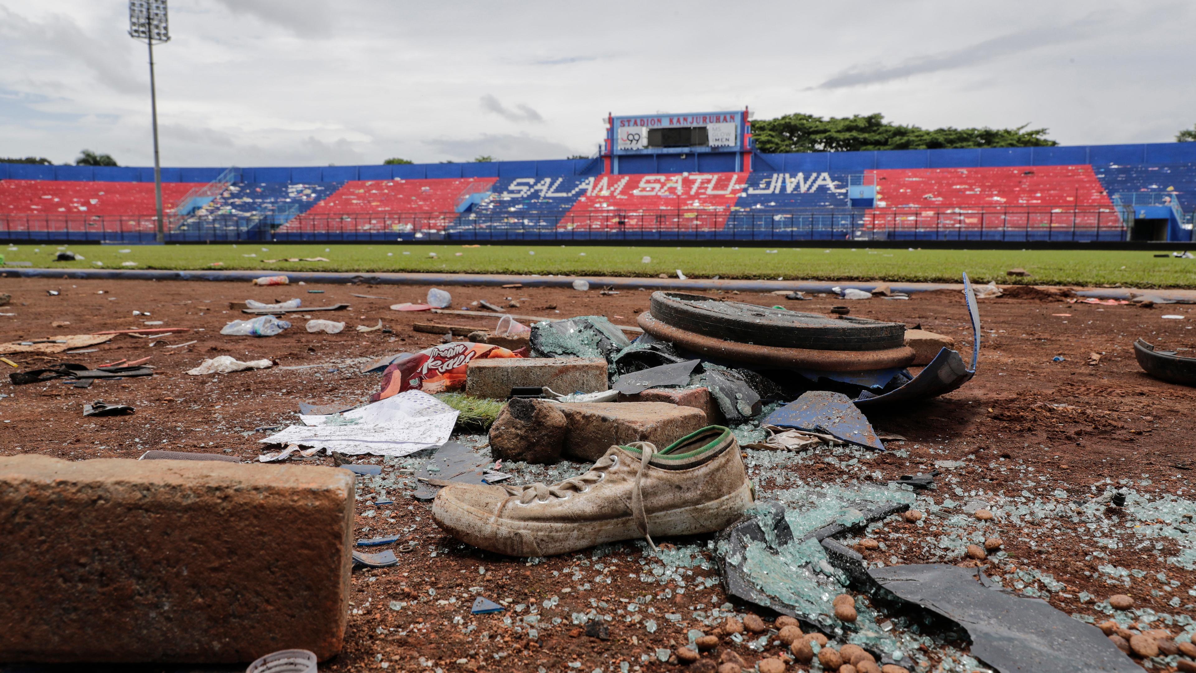 Schuhe liegen auf dem Boden des Fußballstadions in Indonesien, in dem es zu einer Massenpanik kam. 
