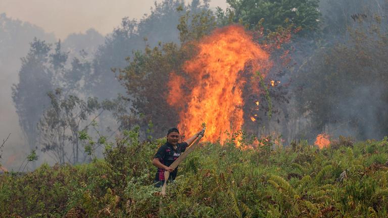 Ein Feuerwehrmann löscht am 16. Oktober 2026 einen Brand im Dorf Sungai Tabuk im Regierungsbezirk Banjar in der Provinz Südkalimantan. 
