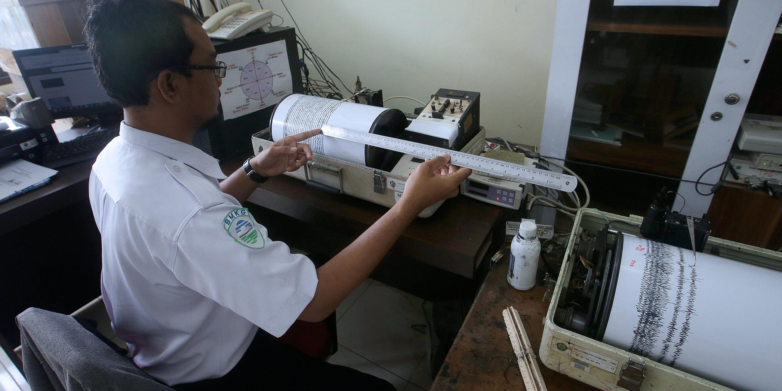 Seismografen in einer Beobachtungstelle in Carita, Indonesien, aufgneommen am 27.12.2018