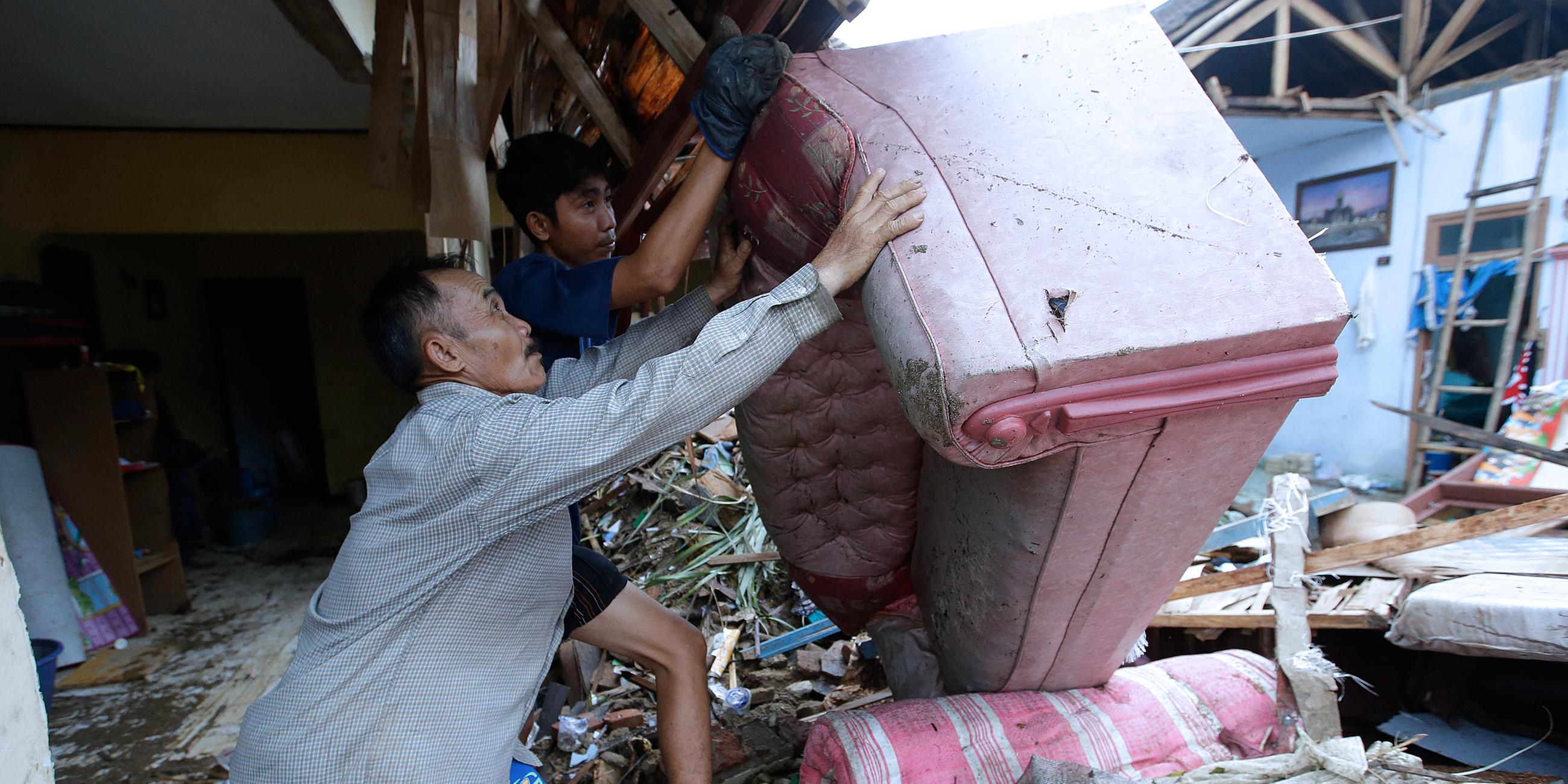 Der Einheimische Alimin räumt sein Haus auf nach dem Tsunami in Carita, Indonesien, aufgenommen am 27.12.2018