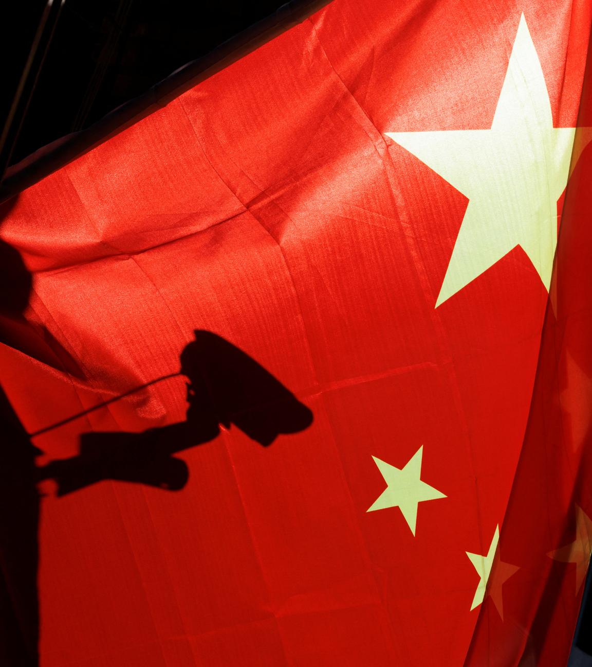 Chinesische Flagge, Schatten einer Überwachungskamera