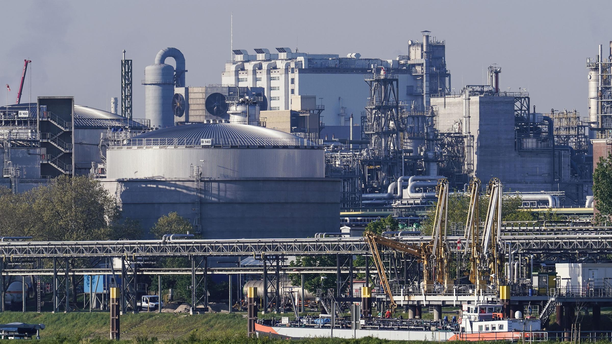  Industrieanlagen stehen auf dem Werksgelände des Chemiekonzerns BASF. Das Unternehmen wäre von einem potenziellen russischen Gas-Lieferstopp schwer betroffen. 