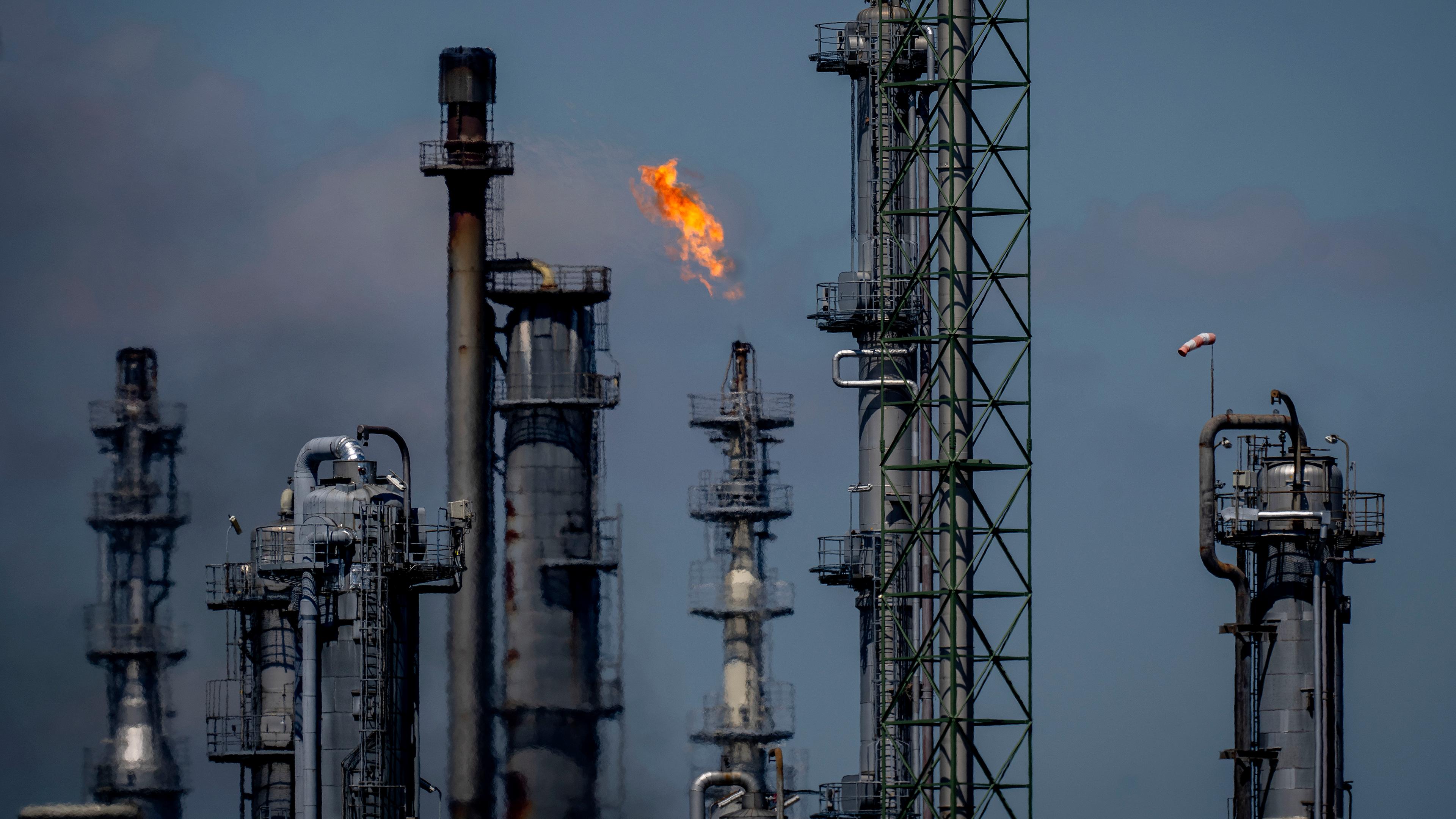 Eine Flamme kommt aus einem der Schornsteine des BASF-Chemiewerks in Ludwigshafen, Deutschland, Montag, 04.07.2022.