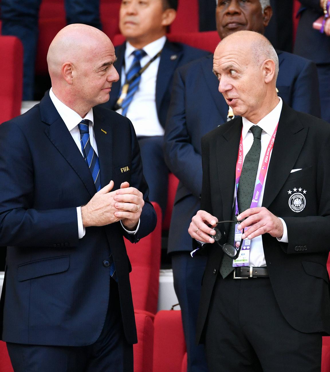 Fußall-Weltmeisterschaft 2022, Khalifa International Stadium: FIFA-Präsident Gianni Infantino und DFB-Präsident Bernd Neuendorf (rechts) unterhalten sich auf der Tribüne.