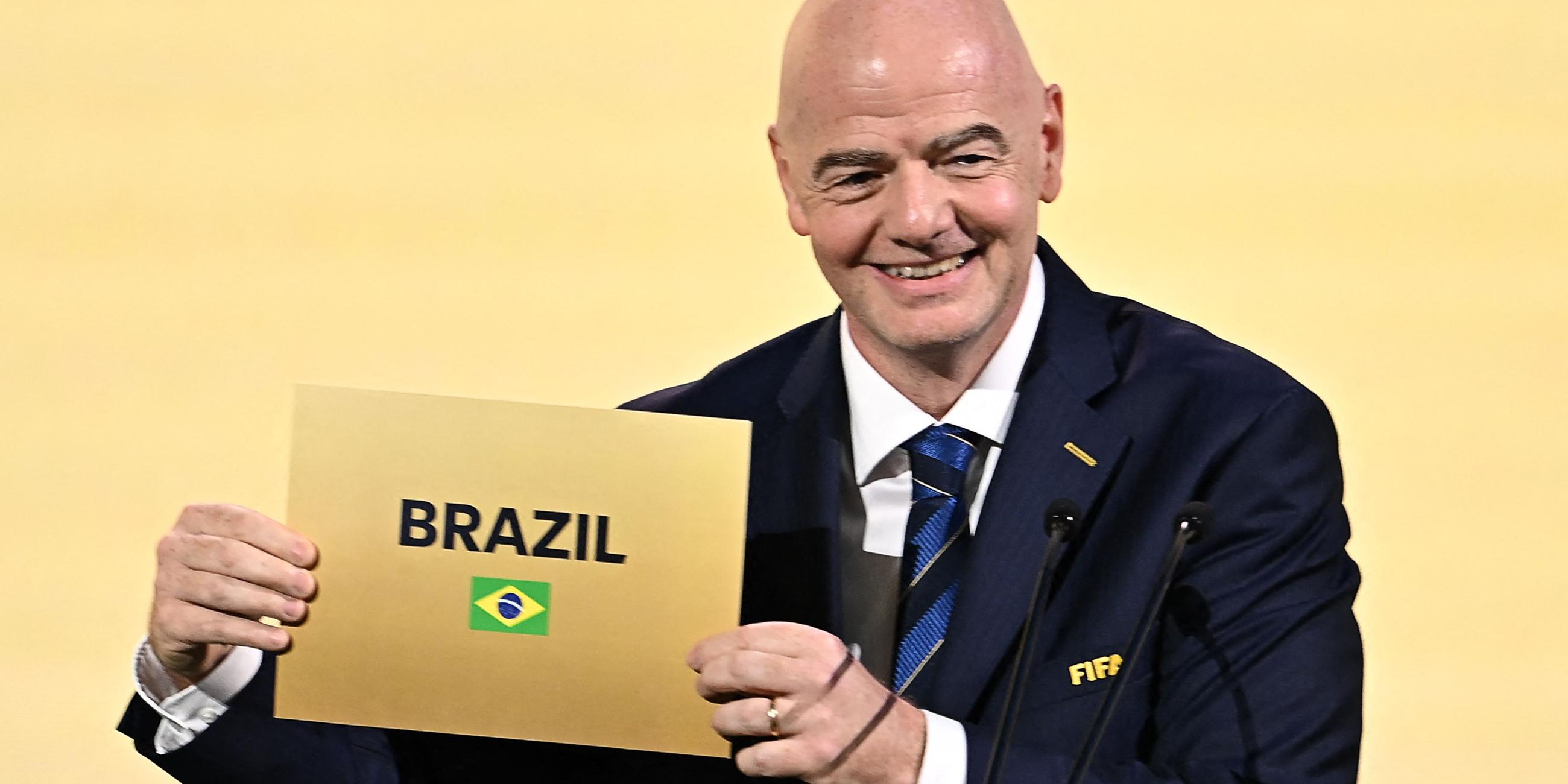 FIFA-Präsident Gianni Infantino zeigt ein Schild mit der Aufschrift "Brasilien"