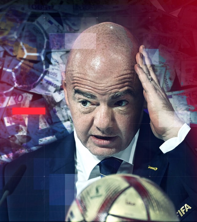Fotomontage: FIFA-Präsident Gianni Infantino im dunklen Anzug, eine Hand ans Ohr gelegt, vor einer Collage aus Euro-Banknoten. Im Vordergrund ist teilweise ein Fußball mit FIFA-Aufdruck zu sehen. Das Bild ist mit halbtransparenten weißen, blauen und roten Grafikelementen sowie einem feinen Raster überlagert und erhält dadurch ein modernes, redaktionelles Erscheinungsbild.