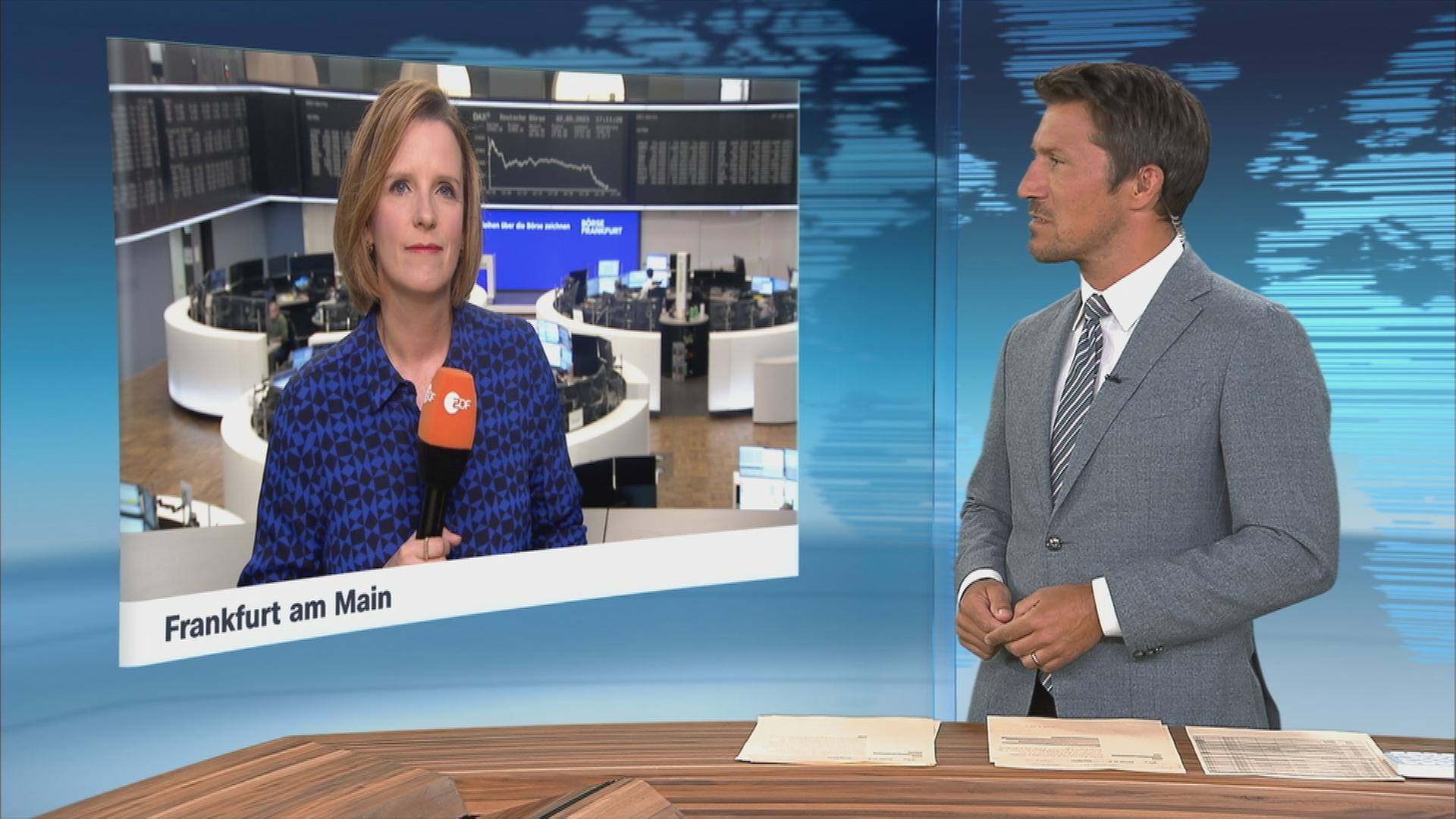 ZDF-Börsenexpertin Valerie Haller berichtet an der Börse in Frankfurt.