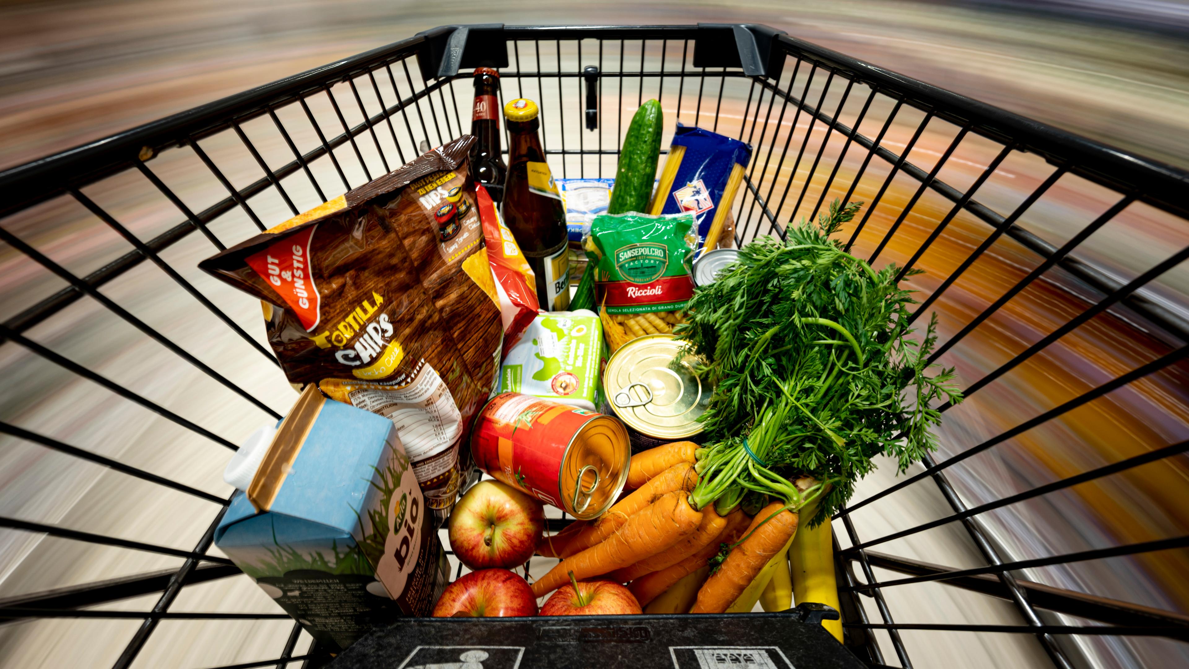 Ein Einkaufswagen mit Lebensmitteln
