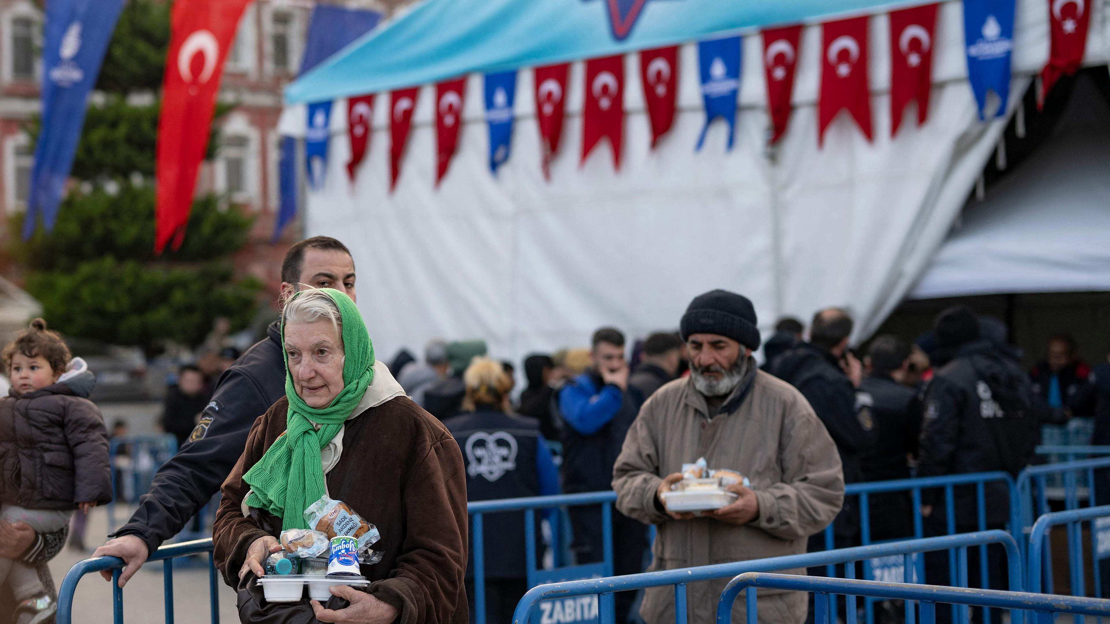 Menschen erhalten während des heiligen Monats Ramadan auf dem Eminonu-Platz in Istanbul am 15.03.2024 von den örtlichen Behörden Mahlzeiten zum Iftar