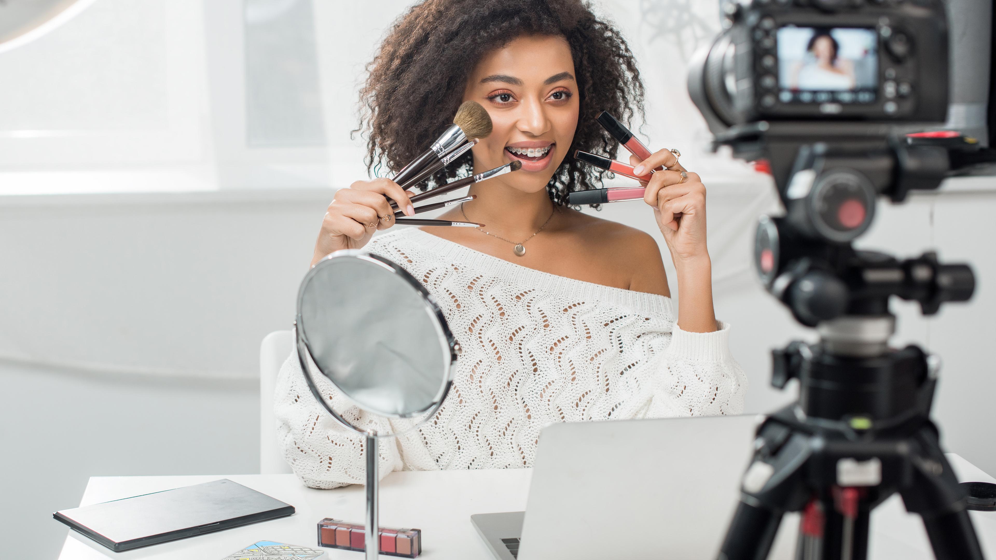 Influencerin macht Werbung für Kosmetik