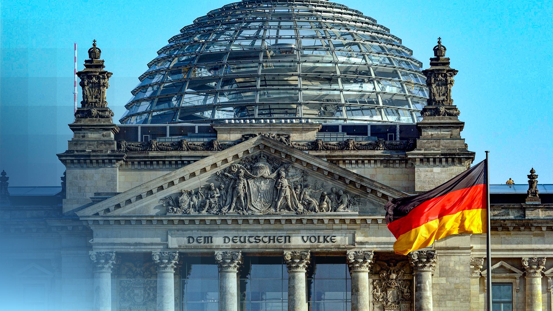 Die Deutschlandflagge vor der Reichstagskuppel