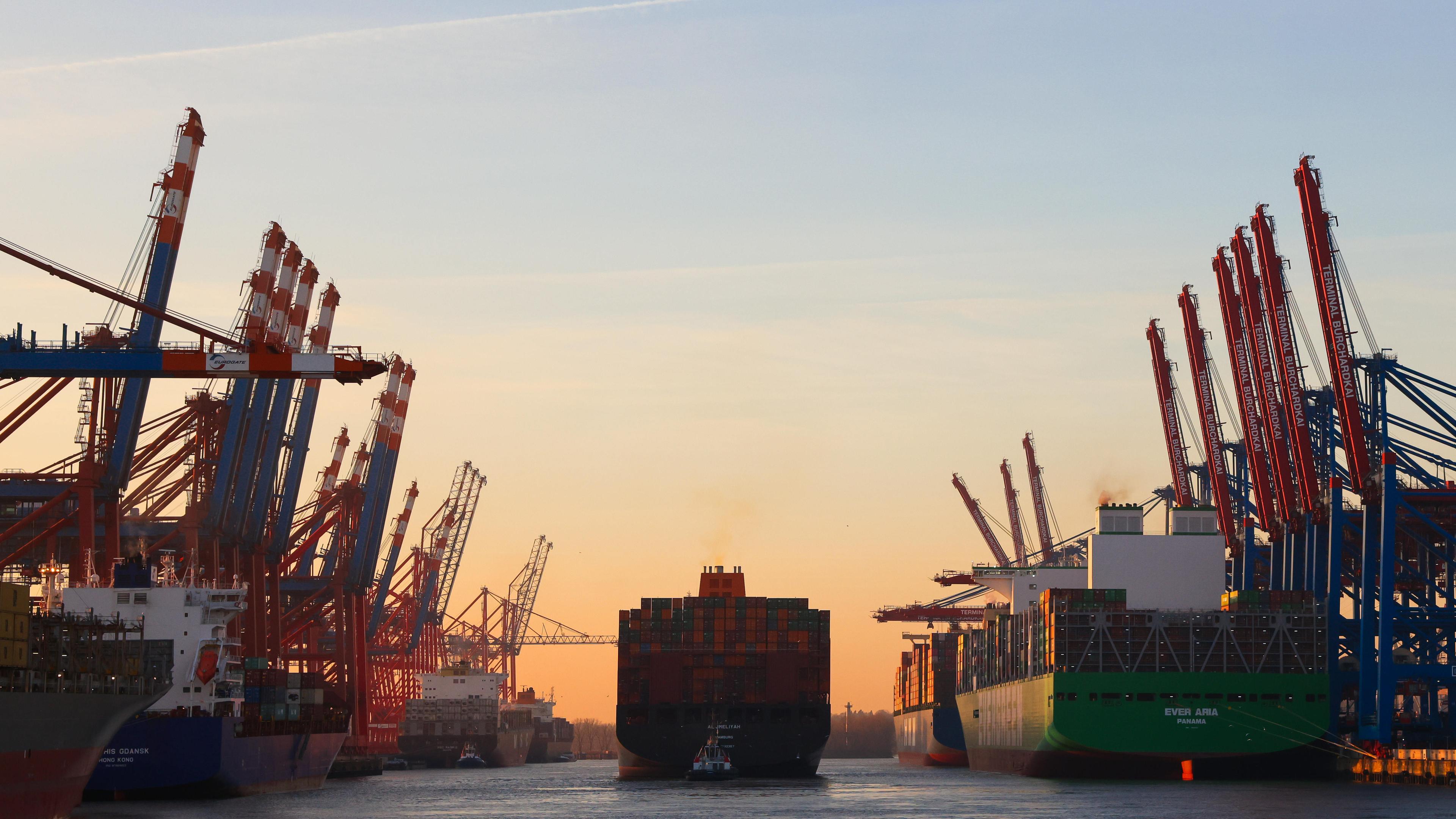 Das Containerschiff Al Jmeliyah der Reederei Hapag-Lloyd verlässt den Waltershofer Hafen zwischen den Containerterminals Burchardkai (CTA) der HHLA (Hamburger Hafen und Logistik AG) und Eurogate (l)