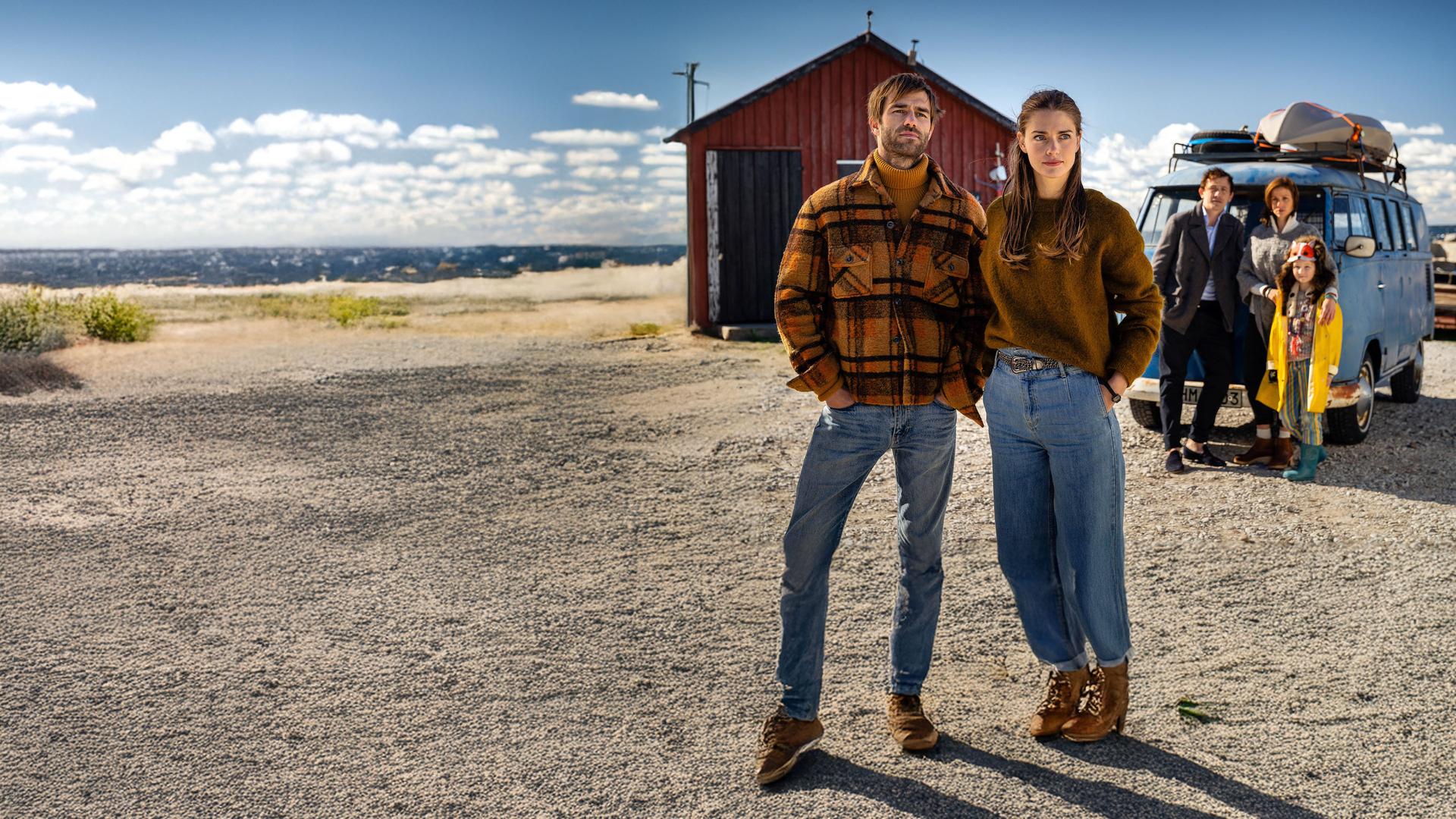 "Inga Lindström: Auf der Suche nach dir": Björn (Moritz Vierboom) und Astrid (Laura Berlin) stehen nebeneinander. Etwas abseits dahinter stehen Lars (Ben Bela Böhm), Elin (Katrin Heß) und Tova (Lisa Marie Trense). Im Hintergrund eine rote Schwedenscheune und ein alter Kleinbus.