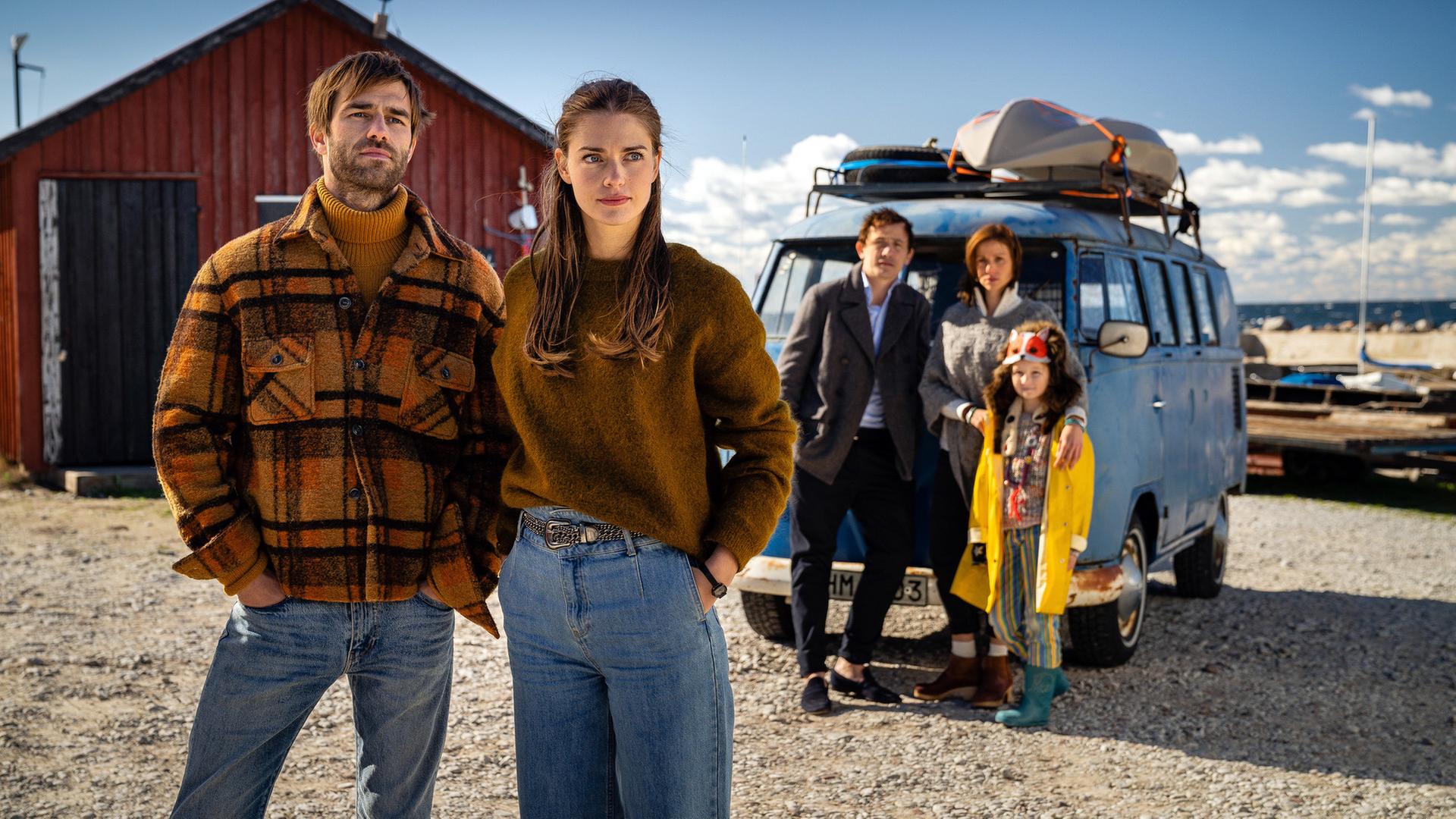 "Inga Lindström: Auf der Suche nach dir": Björn (Moritz Vierboom) und Astrid (Laura Berlin) stehen nebeneinander. Etwas abseits dahinter stehen Lars (Ben Bela Böhm), Elin (Katrin Heß) und Tova (Lisa Marie Trense). Im Hintergrund eine rote Schwedenscheune und ein alter Kleinbus.