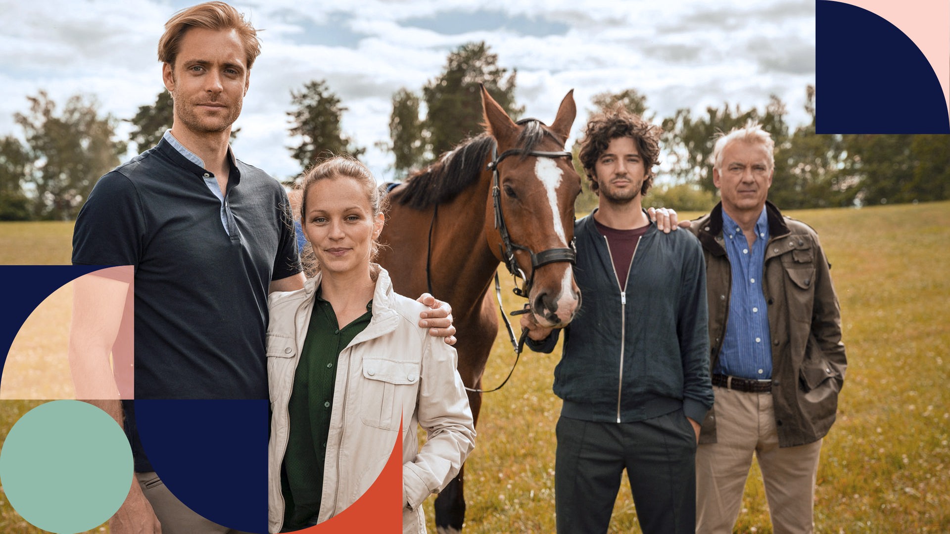 "Inga Lindström: Das Haus am See": Birger (Bernd-Christian Althoff) umarmt Liv (Franziska Wulf). Mikael (Manuel Mairhofer) hält mit seiner rechten Hand ein Pferd am Zügel, und Ingmars (Christoph M. Ohrt) rechte Hand liegt auf Mikaels linker Schulter. Alle stehen mit Blick nach vorne auf einer grünen Wiese.