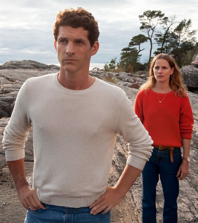 "Inga Lindström - Heimkehr": Lennard (Martin Bretschneider) und Ellen (Isabell Polak) stehen hintereinander auf Felsen. Ellen steht im Rücken von Lennard und beide schauen besorgt.