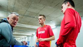 Gjert Ingebrigtsen (left) discusses with his sons Filip and Jakob (right) at the Hallen-European Championship 2019 in Glasgow.