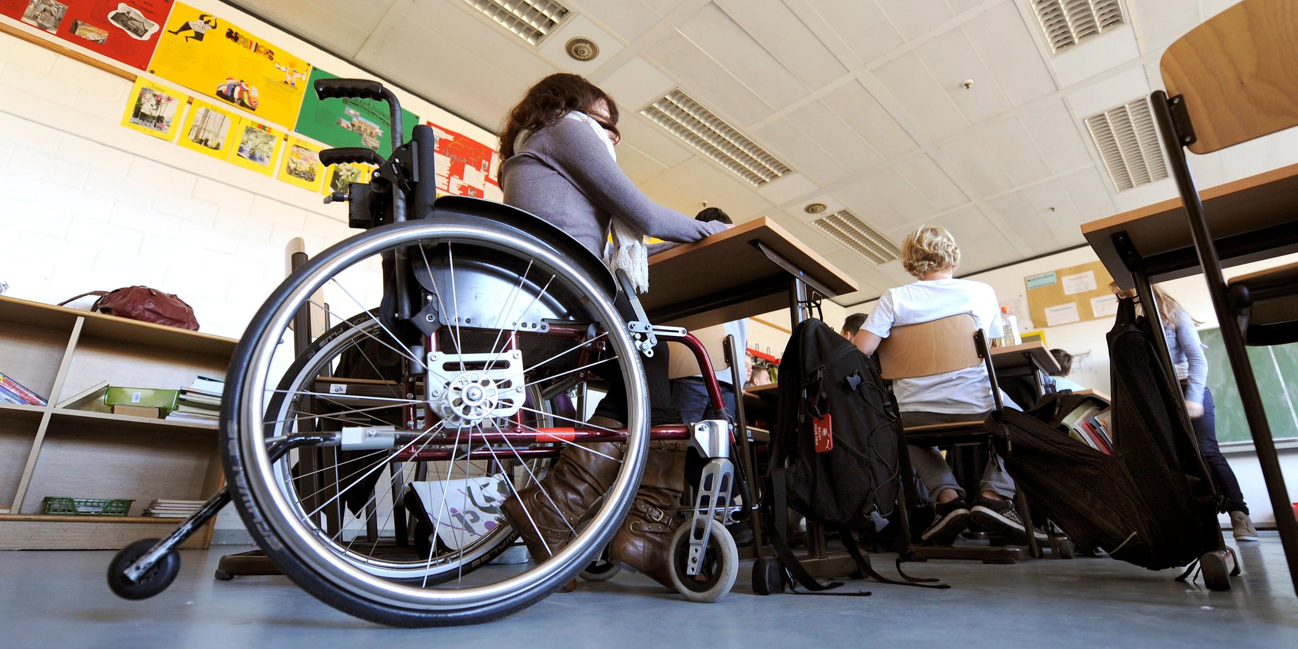 Im Rollstuhl sitzt eine behinderte Schülerin am 01.11.2011 im Klassenraum einer Integrierten Gesamtschule (IGS) in Hannover