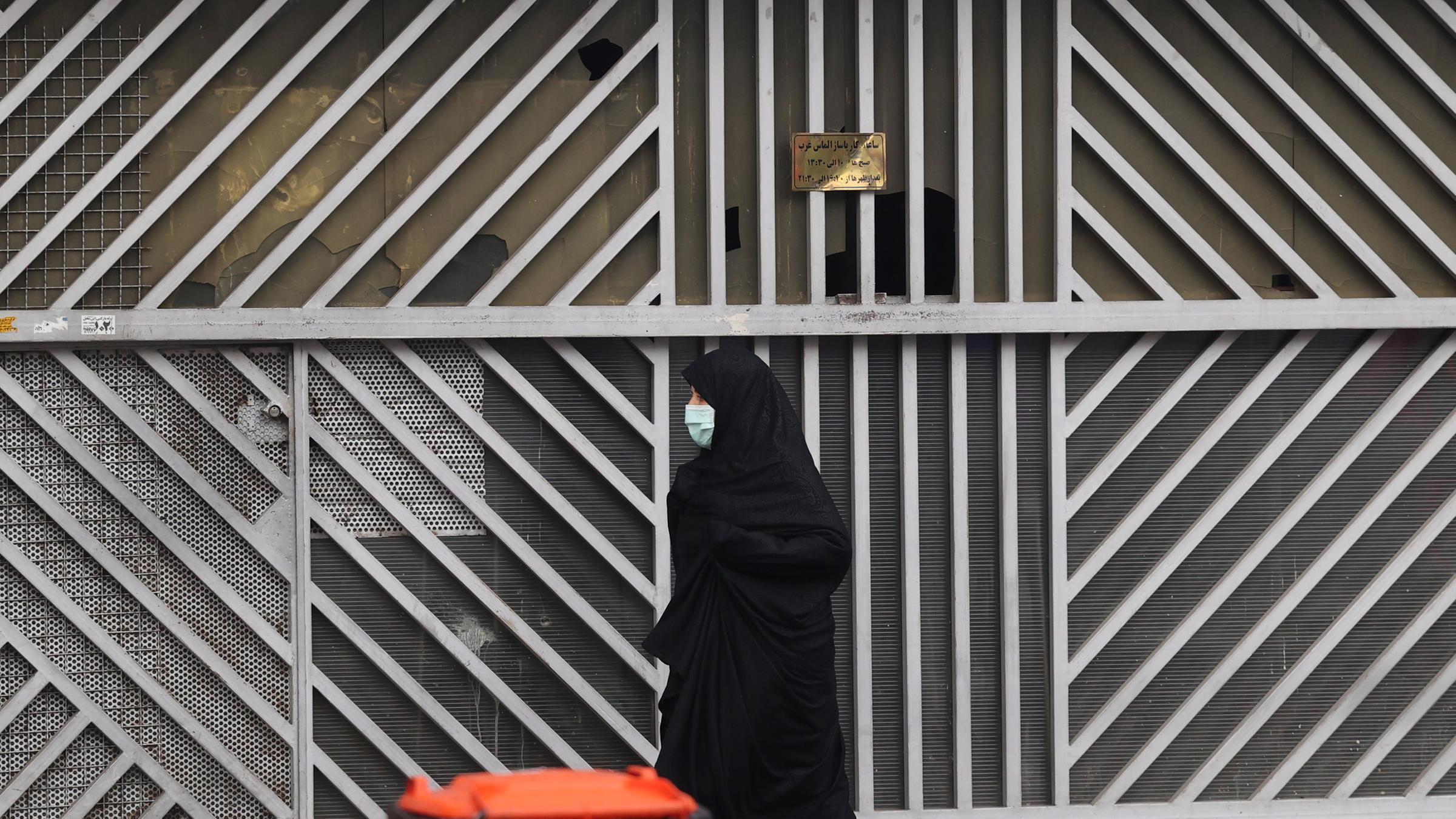 Archiv: Eine Frau geht neben geschlossenen Geschäften in der Innenstadt der Hauptstadt Teheran, Iran, am 05. 06. 2022