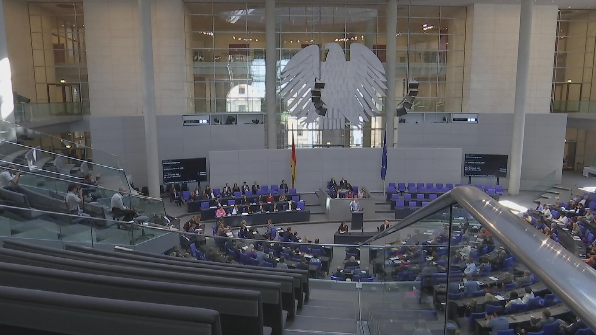 Auf dem Bild ist das Innere des Bundestages zu sehen.